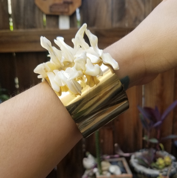 White Seashell Gold Bracelet Cuff Adjustable - Picture 2 of 7